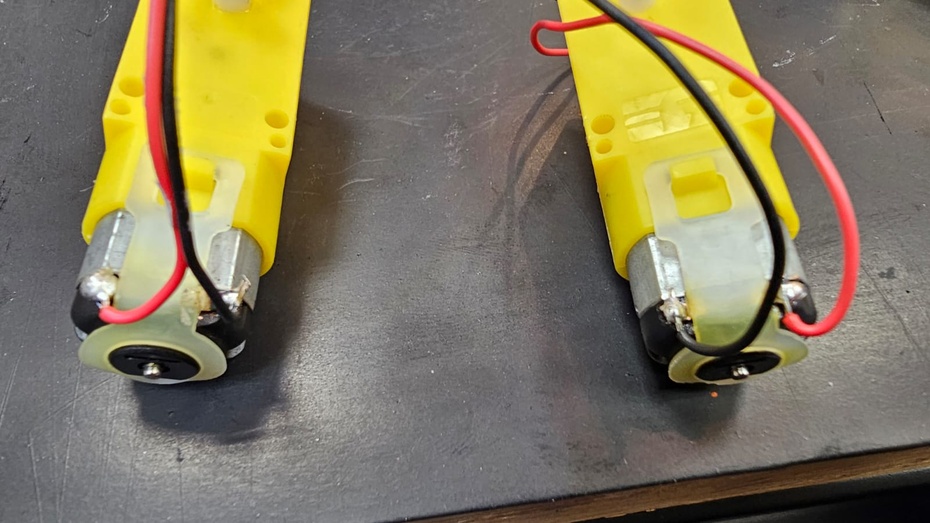 Vamos soldar o controle nos motores. Fique atento ao sentido de giro, para isso faça a solda espelhando os motores. Lembre-se de não misturar os pares de fios que você marcou com fita crepe.