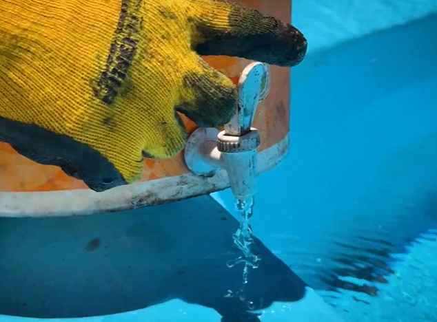 Passe a torneirinha e ajuste com a arruela de borracha por dentro.