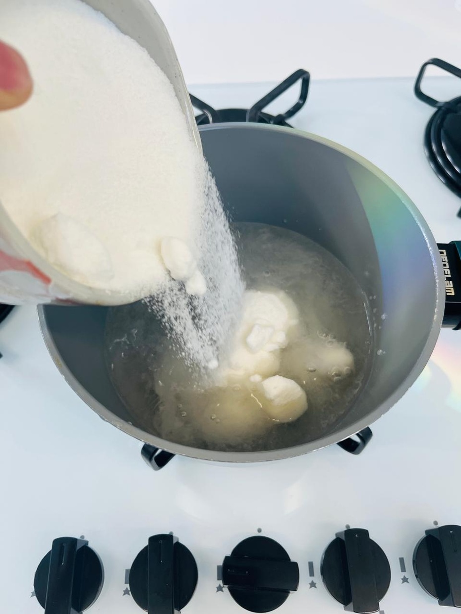 Misturar o açúcar e o ágar com a água em uma panela e leve ao fogo.