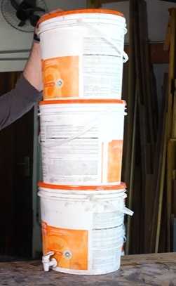 Lave bem os baldes (especialmente se vieram de uso em tinta/cola/masseamento).