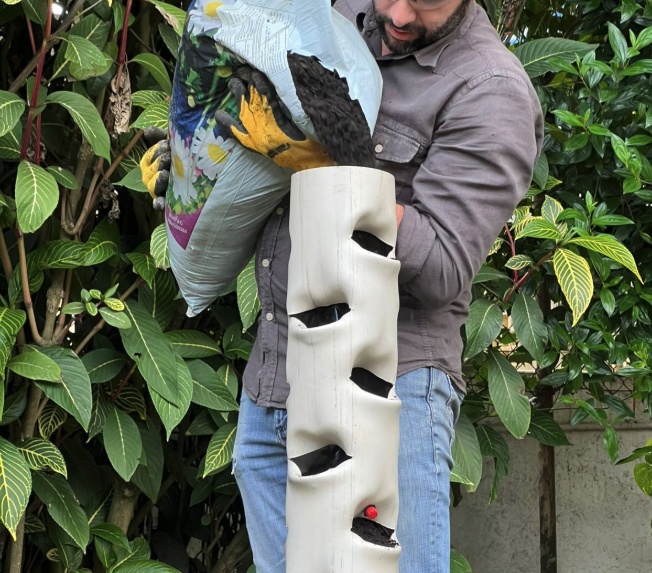 Complete com terra até o topo do cano, apertando bem com as mãos.
Evite deixar a terra muito fofa, para não ceder com a irrigação.