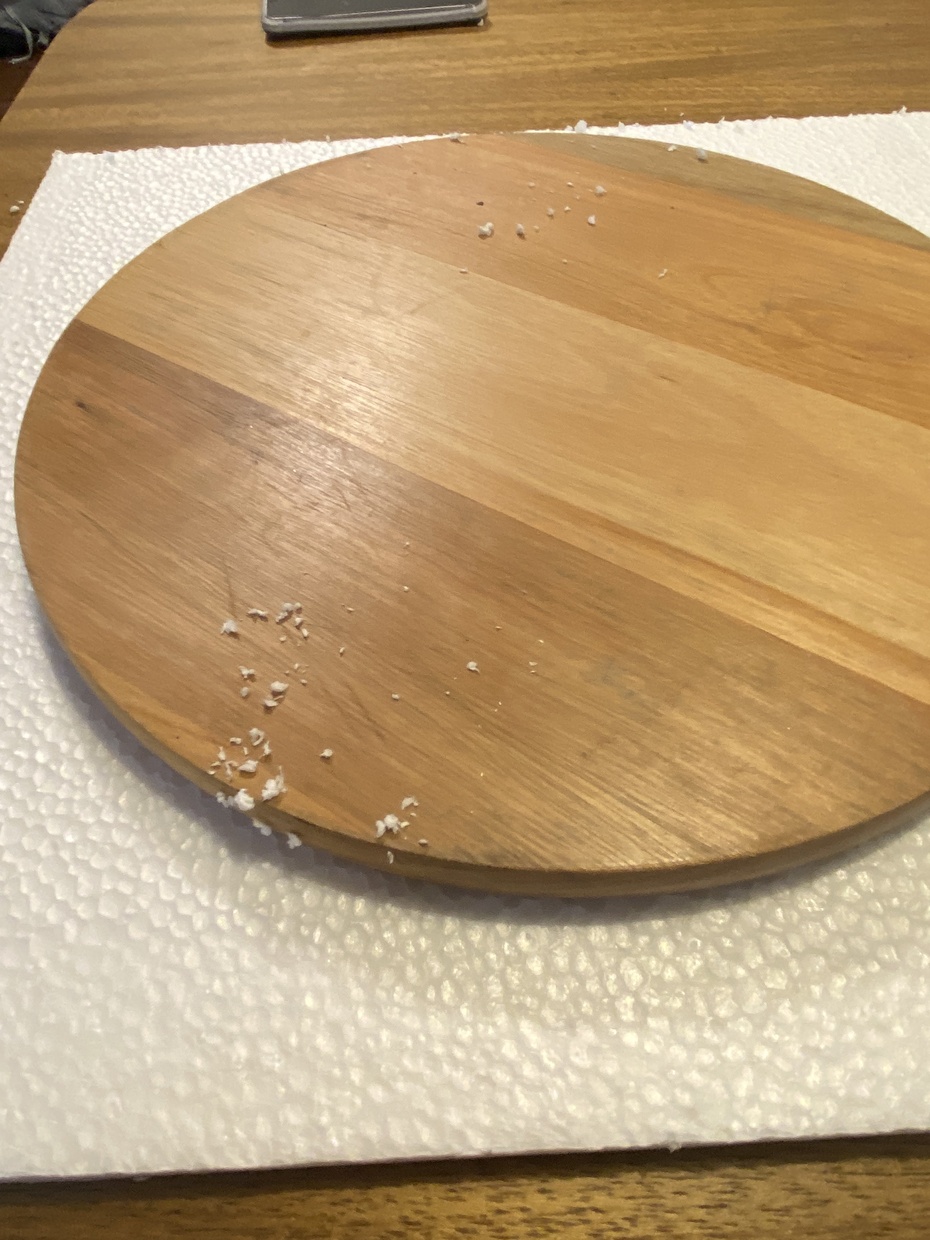 Use um isopor em formato circular ou corte o isopor para q fique circular, para isso ou use um estilete ou uma faca esquentada no fogão, POR FAVOR NÃO ESQUENTE ELA NO FORNO OU MICROONDAS!