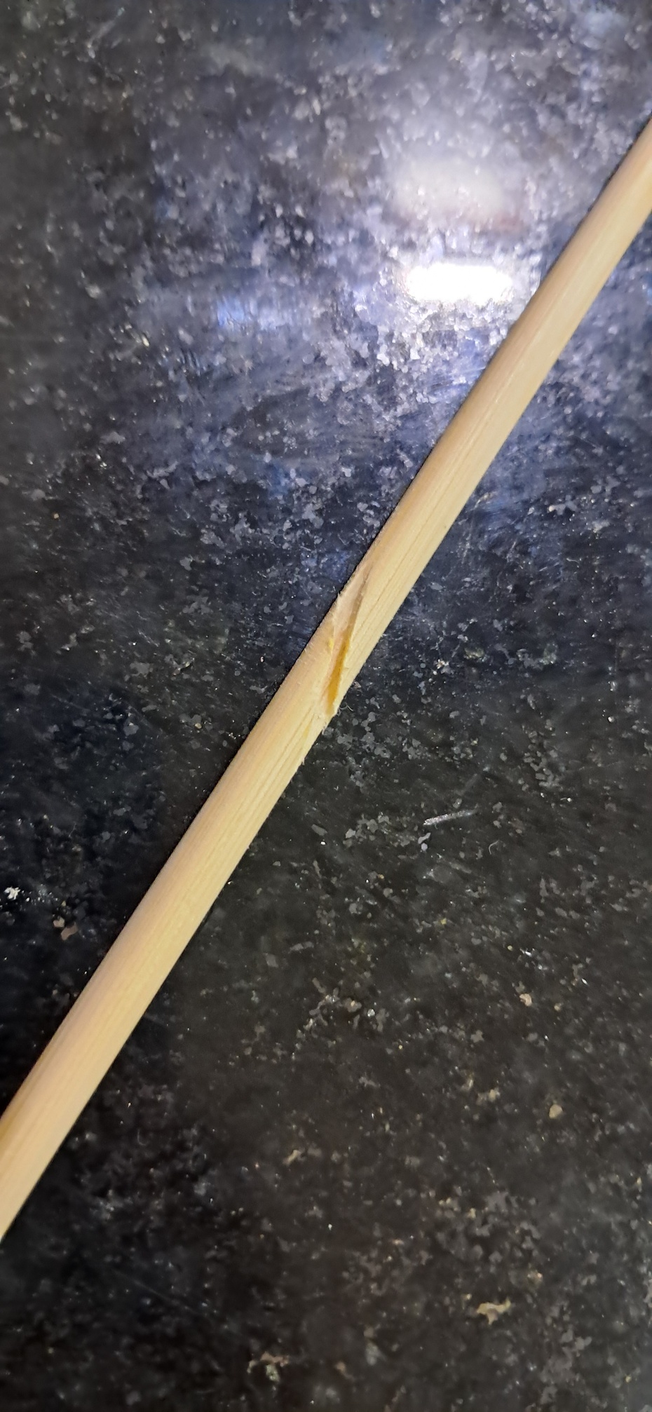 1- pegue o palito de churrasco e corte a ponta. 
2- ache o meio do palito.
3- corte o palito a 45° no meio com a serra.