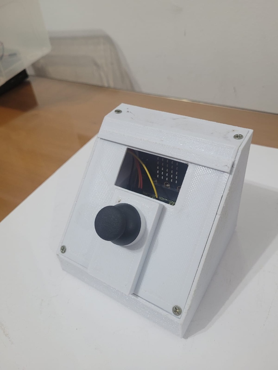A estrutura do controle foi desenvolvida de forma estética , não sendo necessária seguir esse padrão. 
Portanto, acoplamos ao sistema um botão analógico para facilitar os comandos.