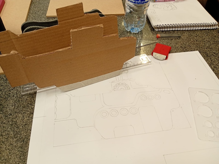 Com base no sketch inicial, projetei um modelo volumétrico em papelão para validar as medidas e proporções. Esta etapa de estudo tridimensional foi crucial para o refinamento estético e técnico da luminária.