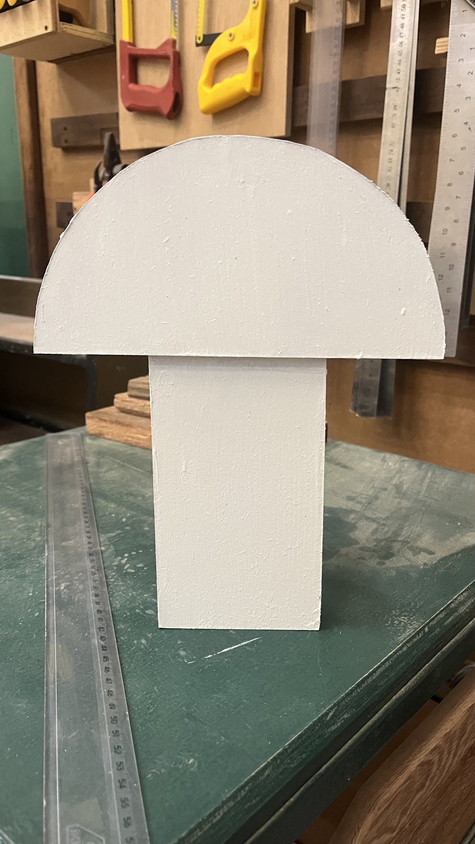 Após os cortes e a montagem, passamos o fundo pra preparar para a pintura.