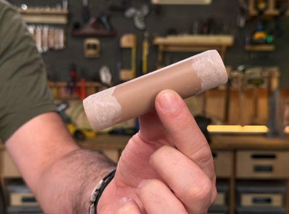 Também lixe levemente o interior das conexões, para melhorar a aderência da cola.