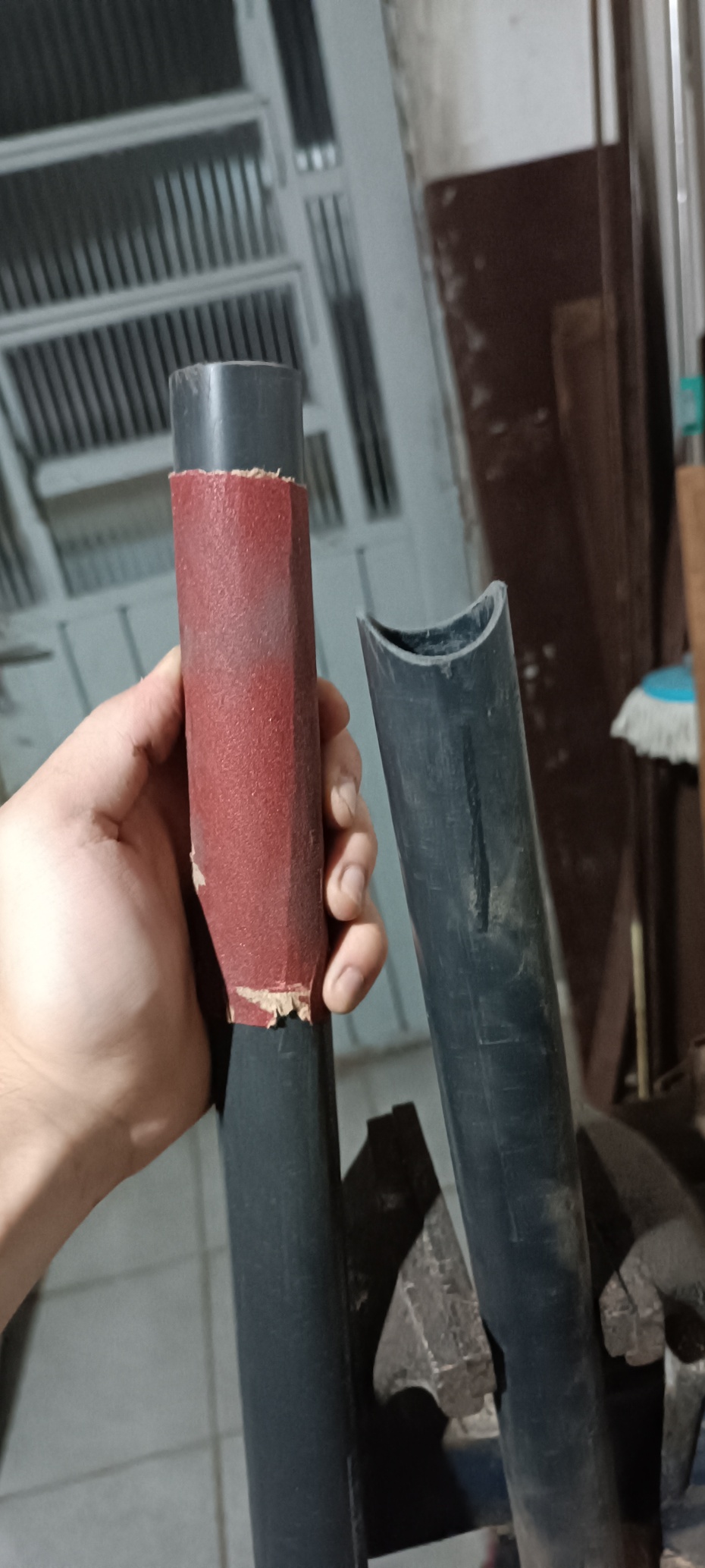 Com um pedaço da lixa, enrole em um pedaço que sobrar do cano