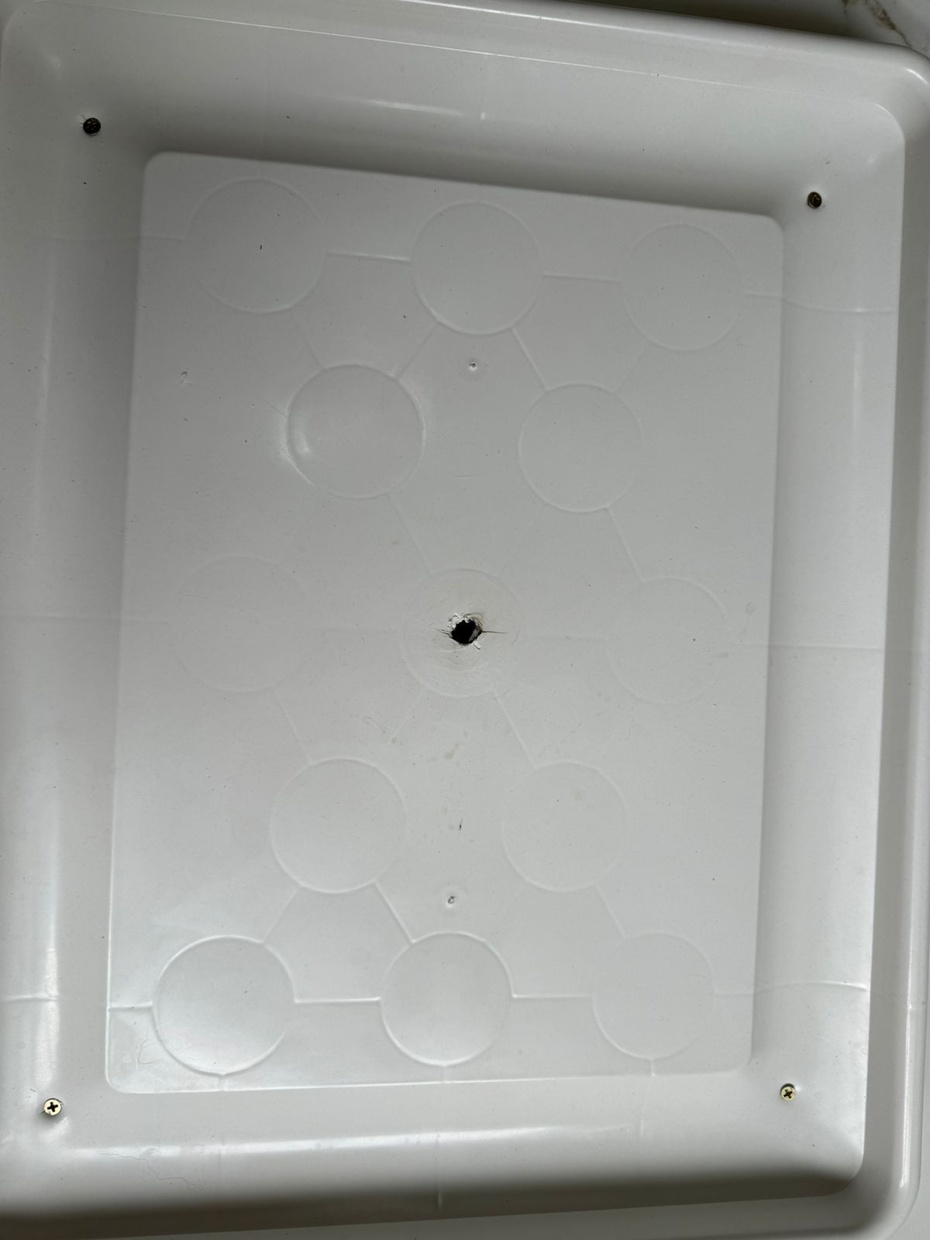 Faça 4 furos do tamanho do parufuso utilizado para os pézinhos, um em cada extremidade do sanitário. E faça um furo grande no centro do tapetinho, é por la onde o xixi vai escorrer para o jeolho. OBS: O furo de escoamento deve ser grande, mas nao pode ultrapassar o tamanho do joelho