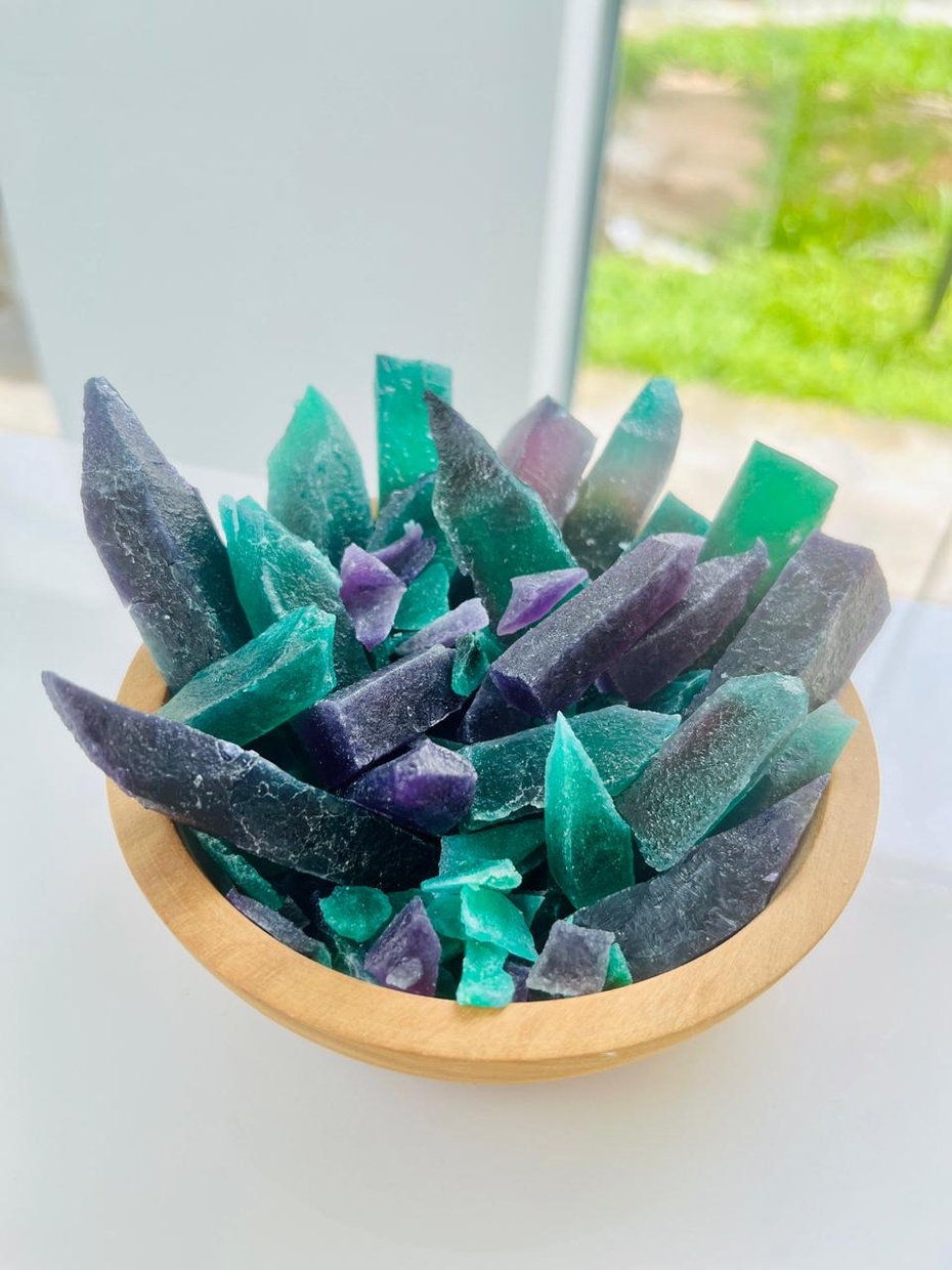 Acomodar os cristais em um recipiente e degustar!