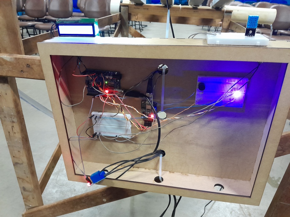 Preencha o reservatório com água e fixe a caixa de MDF na parte traseira da estrutura.