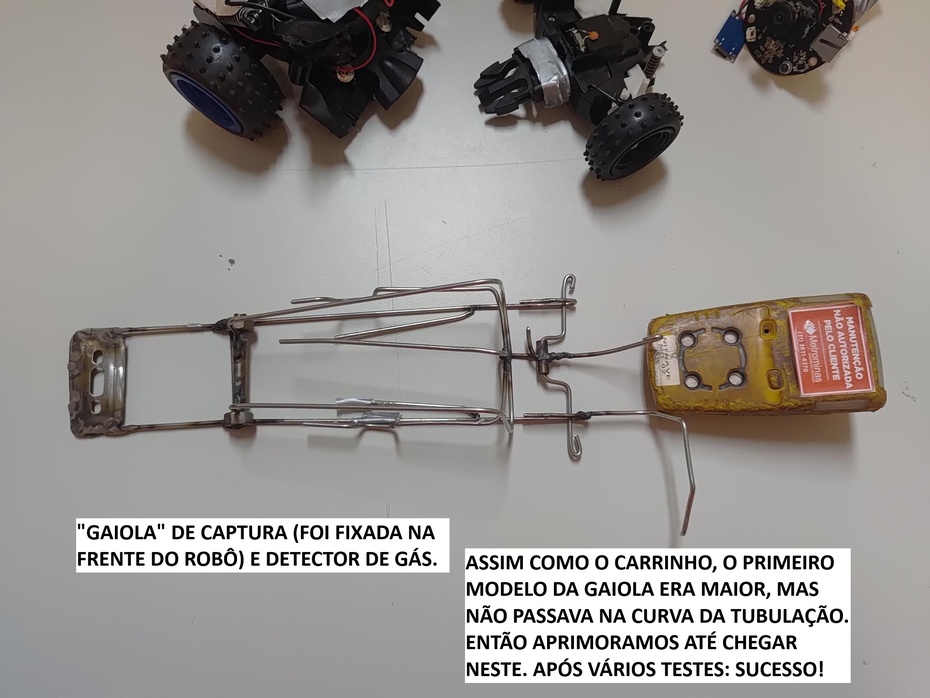 Junto com equipe de caldeiraria, desenvolvemos uma gaiola para travar o detector, assim que o robô tocasse na peça. Porém o tamanho da gaiola + o robô, impediu que passássemos da primeira curva...De volta as pranchetas...rs