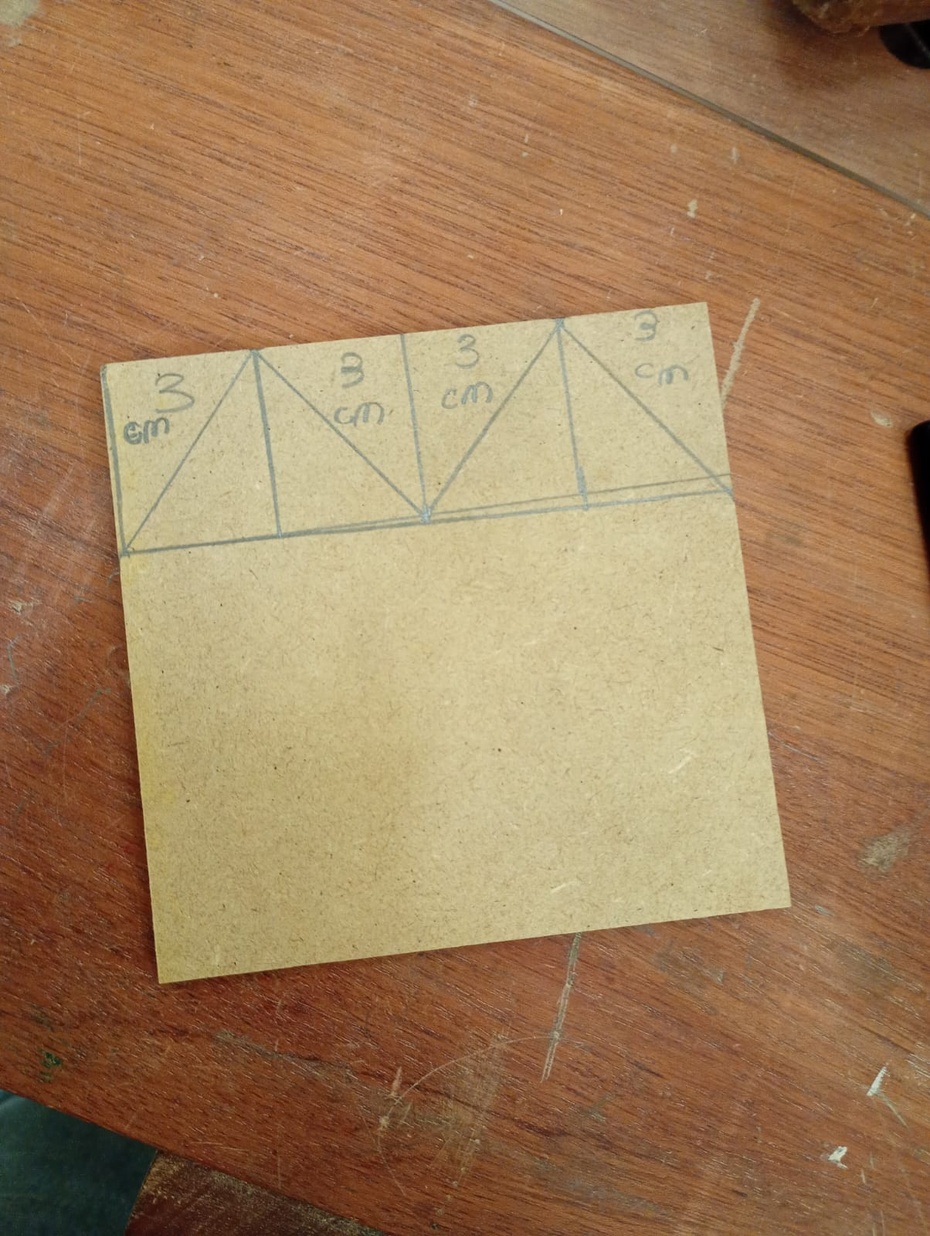 Com as marcações feitas no MDF, corte cuidadosamente os quadrados nas dimensões indicadas (120×120 mm e 114×108 mm) utilizando a serra fita. 

Após cortar, retire os excessos e rebarbas das bordas com a própria serra fita e finalize o acabamento com lixa para deixar as bordas lisas e uniformes.