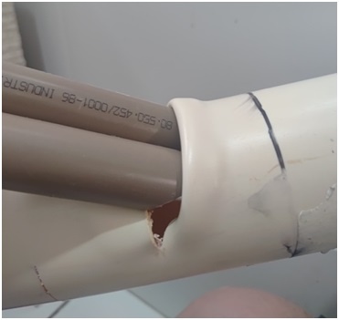 Encaixe os DOIS canos menores (cortados a 45°) na marca e pressione para fora, formando uma pequena “boca” inclinada.