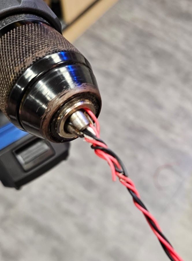 DICA PARA ENROLAR FIO
Com os fios separados, prenda uma ponta do par de fios com fita e uma ponta do par de fios sem fita, usando um grampo de aperto rápido. Prenda as outras pontas na furadeira, no mesmo local onde vai a broca. Estique os fios e ligue a furadeira, girando devagar, para que os fios não estiquem/enrolem demais. Depois de pronto, destrave da furadeira e do grampo de aperto rápido. É normal que ele desenrole um pouco.