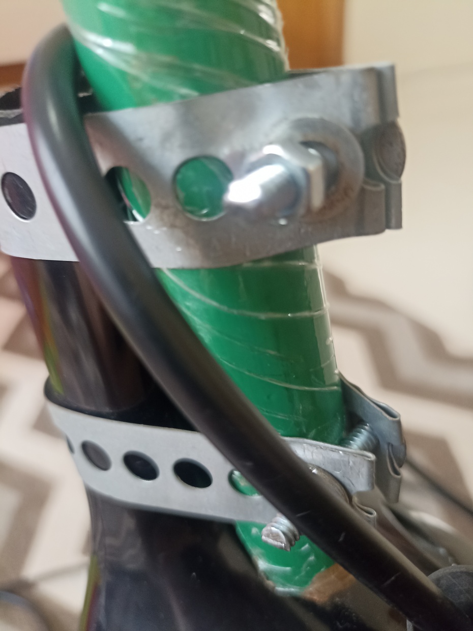 Coloque duas abraçadeiras no tamanho adequado.