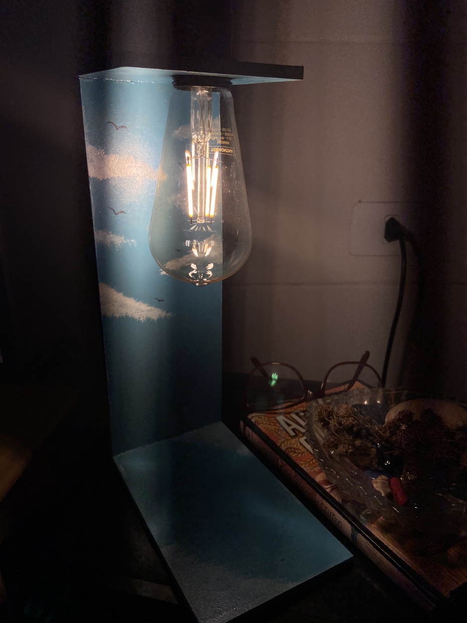 Depois de deixar secar bem, veio a hora de testar se iria funcionar. Coloquei o bocal no local certo, e conectei a lâmpada, dando finalmente vida ao projeto em si.