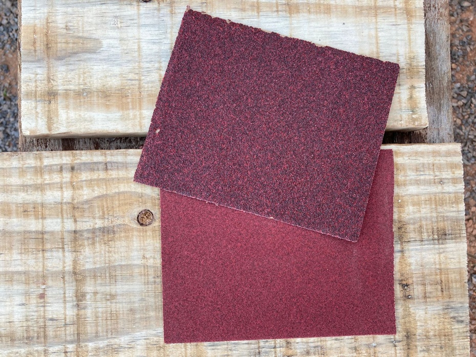 Lixe as peças primeiro com a lixa mais grossa (50), depois com a lixa mais fina (120)