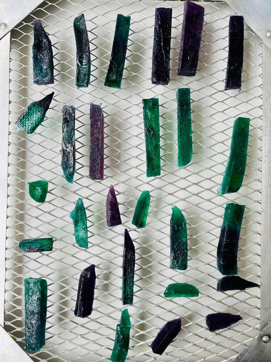 Deixe os cristais secarem naturalmente por 3 a 7 dias, virando-os ocasionalmente até que se forme uma casquinha crocante na superfície. Se tiver um desidratador, o processo fica muito mais rápido. Quando os pedaços estiverem firmes o suficiente para manusear sem deformar, transfira-os para uma grade culinária (opcional) para que o ar circule por todos os lados e a secagem finalize de maneira uniforme.