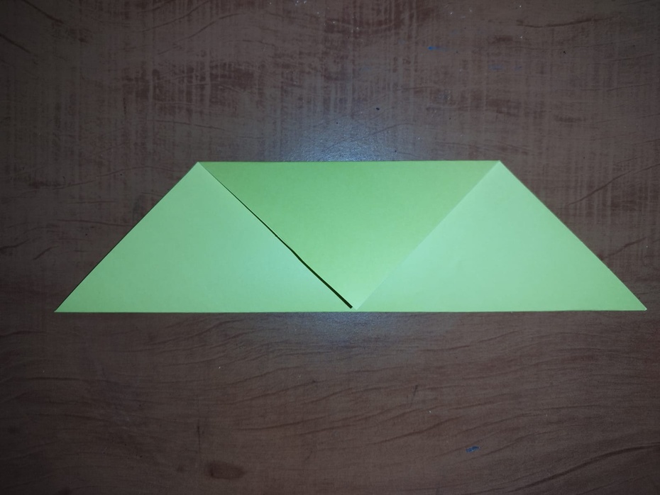 Dobre seu quadrado no meio, formando um triângulo, e depois puxe a ponta dele até a sua base. Marque bem!