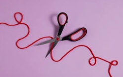 Meça e corte um pedaço de barbante, linha grossa ou fio de nylon, com o comprimento suficiente para o número de tampinhas.