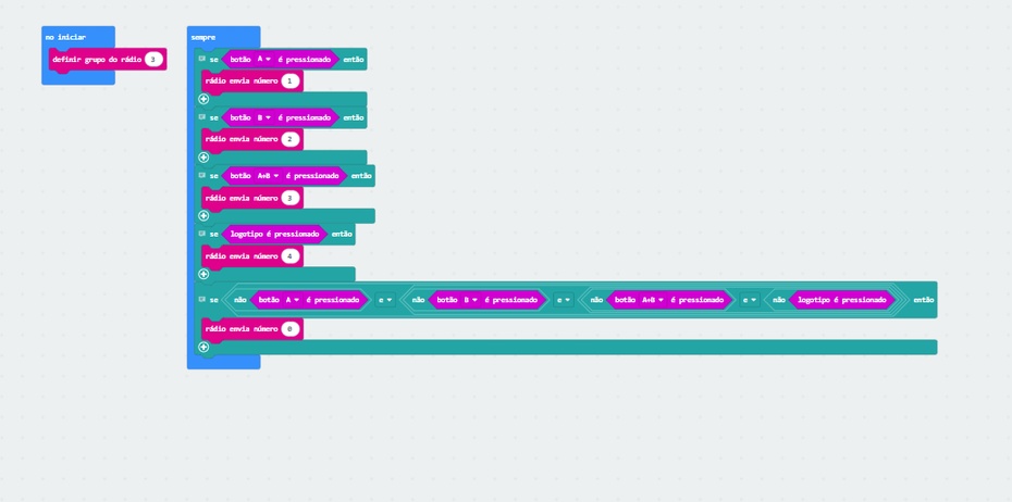 O micro:bit do controle 

No programa do controle também é usado o grupo de rádio 3 e é enviados números diferentes quando os botões são pressionados.

Uma sugestão de comandos é:
- Botão A: Envia 1, gira ambas as engrenagens centrais: a da direita anti-horário e o da esquerda horário
- Botão B: Envia 2, gira ambas as engrenagens centrais: a da direita horário e o da esquerda anti-horário
- Botão A+B: Envia 3, avança para trás
- O logotipo: Envia 4, Avança para frente
- Nenhum Botão pressionado: Envia 0, robô parado