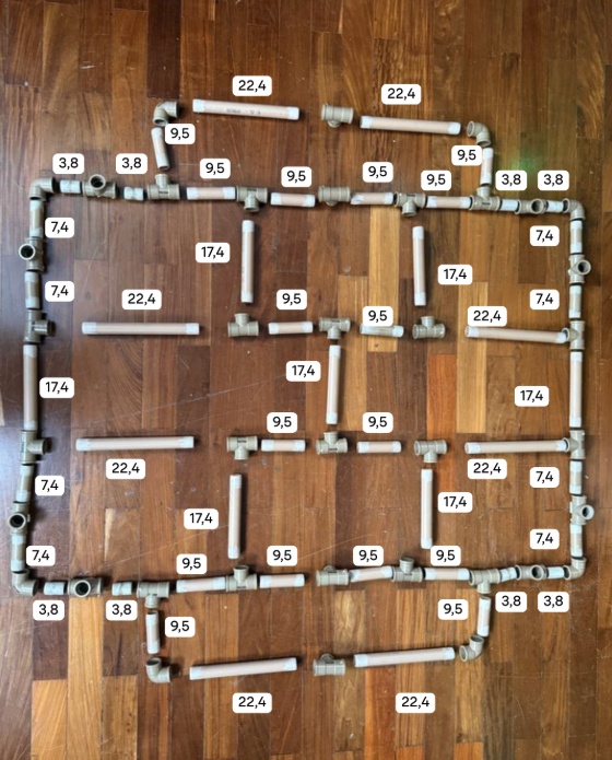 Monte no chão o desenho da base em formato retangular, utilizando as conexões tipo “T” e “cotovelo”. Alguns “T” devem ficar virados para cima, onde será fixada a parte superior. Outros devem ficar virados para baixo, que receberão os suportes das rodas.