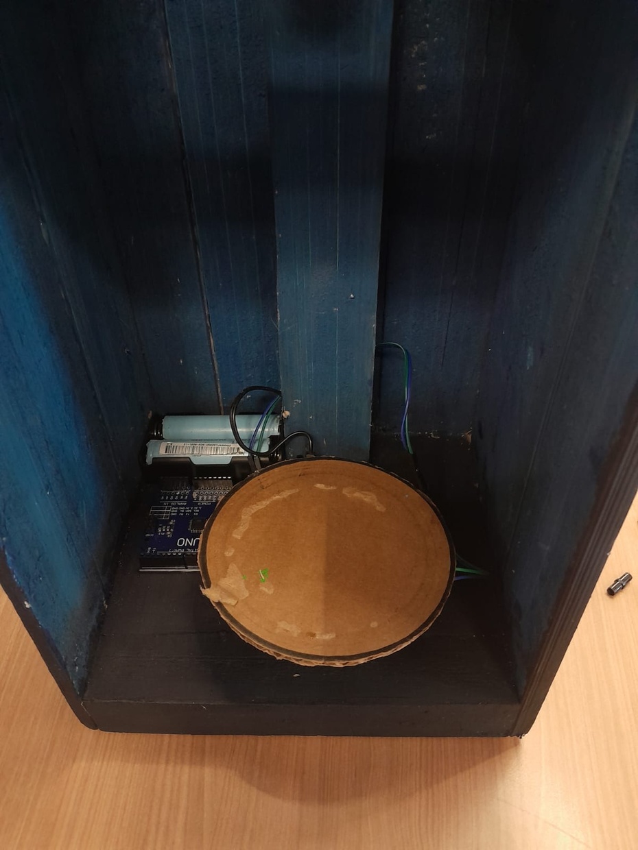 4 - Faça um círculo de papelão que é onde irá ficar o acervo para ser digitalizado.