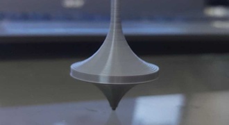 Pião feito com uma moeda