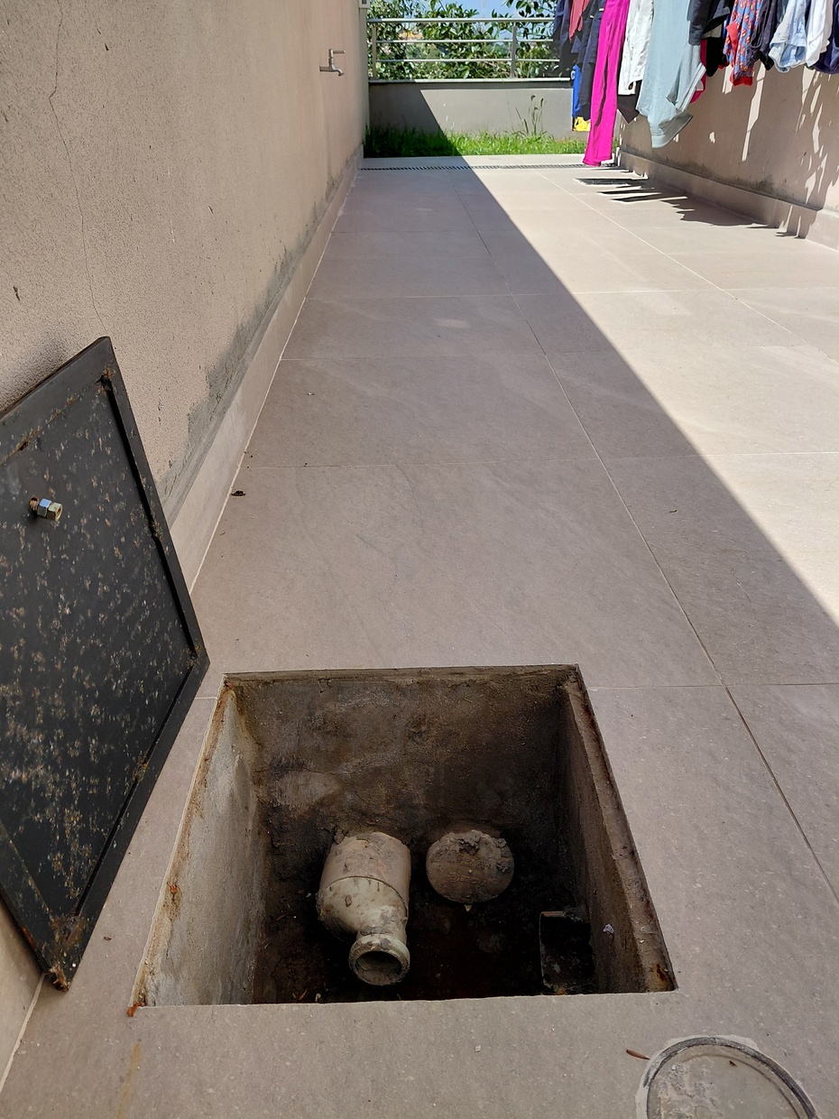 Conectar as águas pluviais da residência ao sistema de captação. Geralmente existe uma caixa como a da foto que pode ser aproveitada.