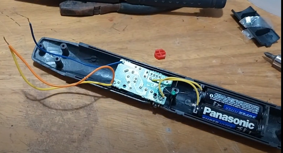 Utilize uma chave de fenda para abrir a raquete, com o aparelho desligado. Ao retirar o plástico superior, proceda com extremo cuidado para não danificar os fios.