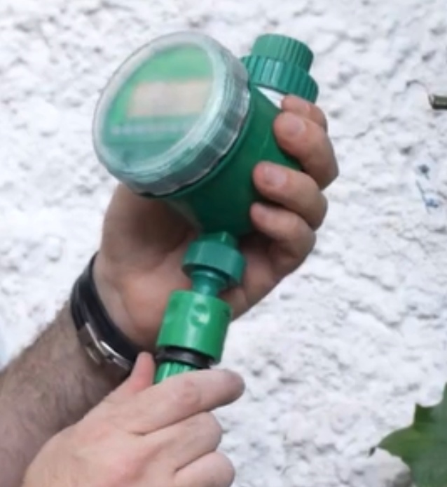 Conecte-a ao temporizador e, em seguida, à torneira com o engate rápido.