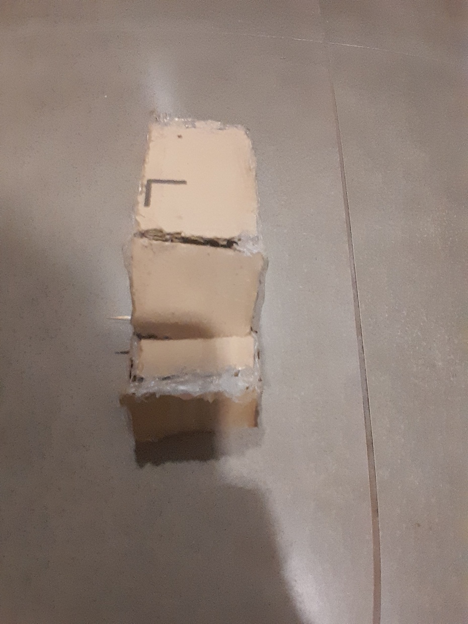 Então cole mais alguns pedaços de papelão como o mostrado a seguir