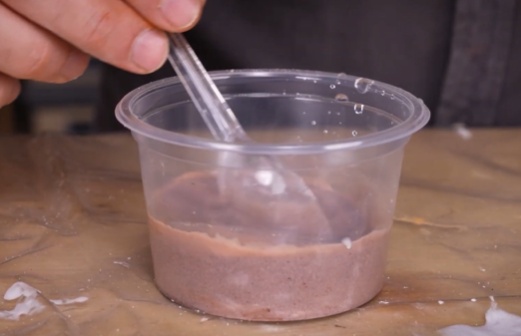 Adicione 1 colher de pigmento de terra peneirada (ou deixe sem pigmento para giz branco). Misture até homogeneizar.