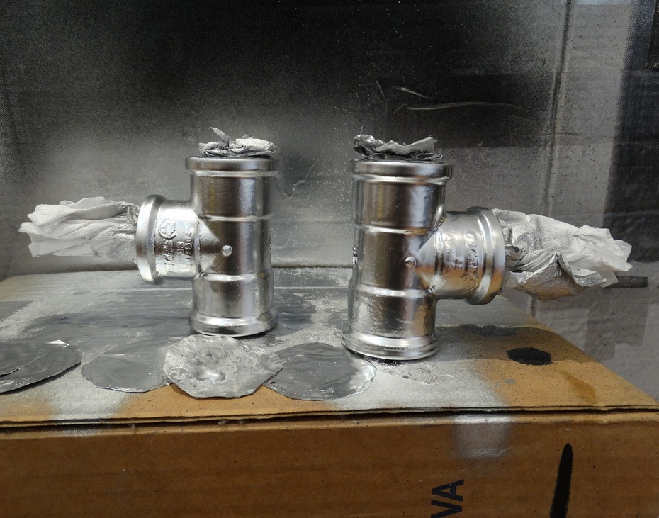 Para pintar os trucks, coloque papel higiênico amassado onde estão os fios, para que não suje as conexões com tinta. Eu pintei de tom metálico, mas você pode pintar na cor de sua preferência.