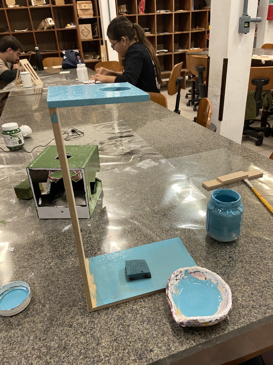 Após me certificar que estava bem colado a madeira, comecei a pintar o MDF com tinta acrílica azul, eu fui pintando e esperando secar para ir dando os acabamentos