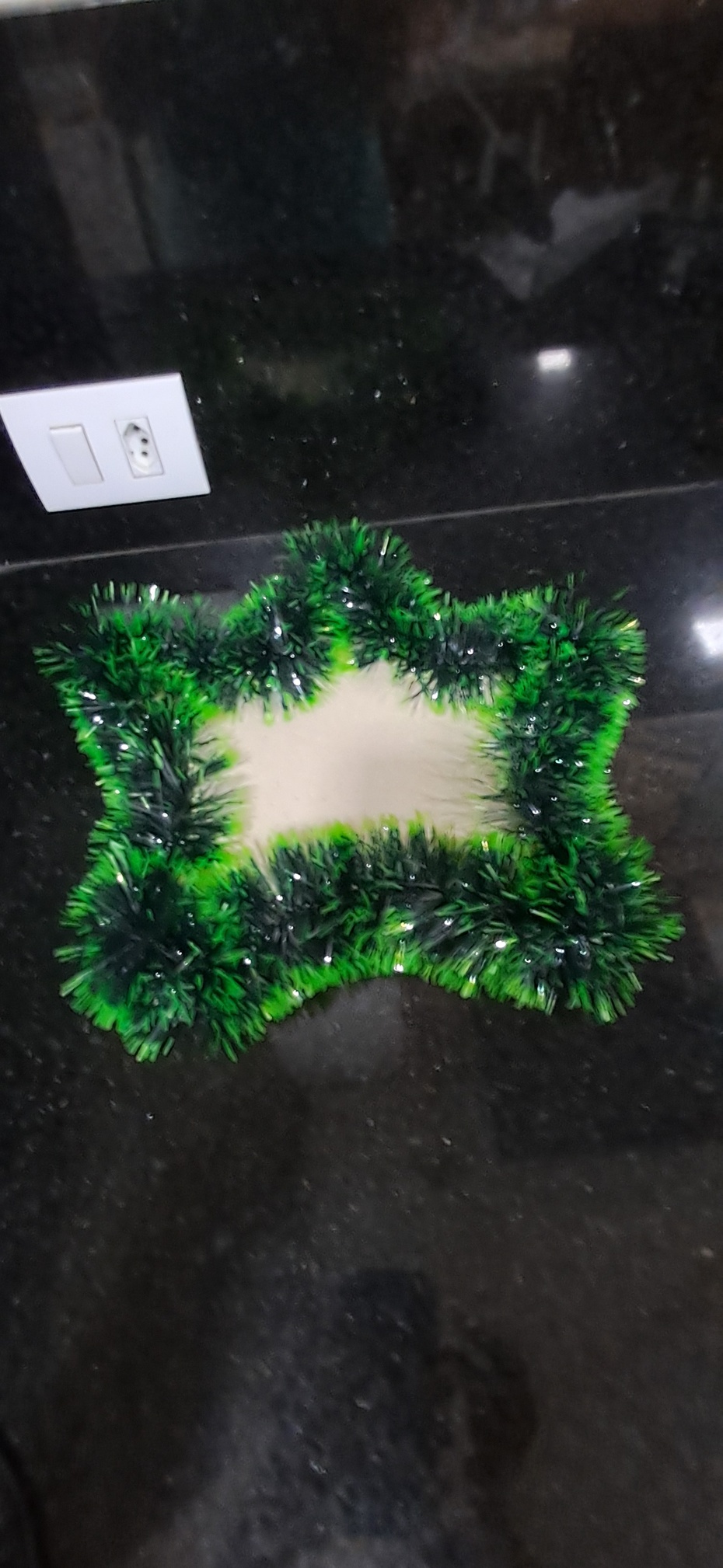 1- Utilize 2 arames em cada palito.
2- repita até o fim.
3- dobre as pontas do arame para trás.
4- corte a sobra do festão.
5- cole as pontas soltas do festão.