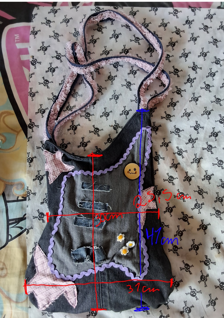 Para esta etapa, usamos o papelão e o lapis, a minha bolsa eu usei as medidas 25,5cm  de largura e 30cm de comprimento, sendo que a bolsa não é um quadra do né, entao essas são as medias mais precisas: