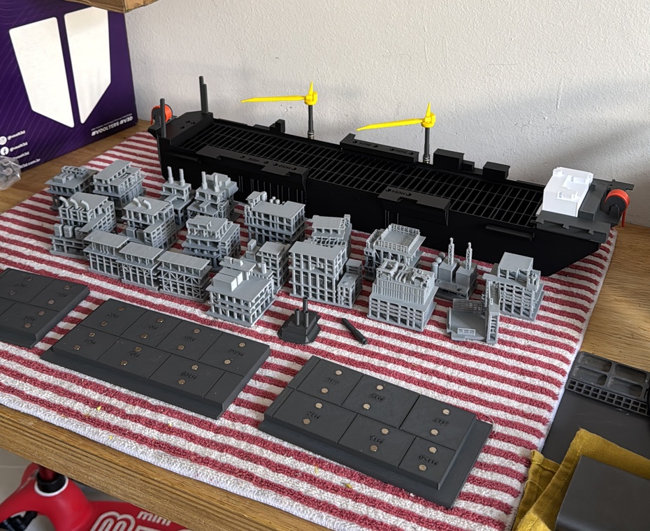 Colar os imãs nas partes
Colar os imãs e pinos metálicos para unir o casco