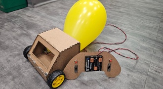 Carrinho de batalha com papelão