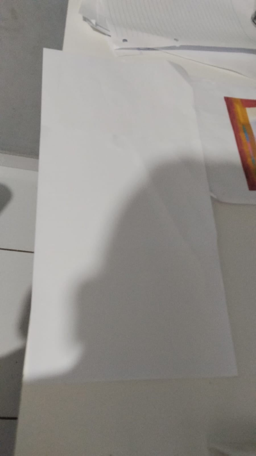 Pegue as duas folhas e cole-as de modo que as folhas fiquem juntas com 36 cm de largura e o comprimento original.