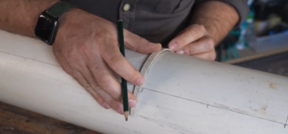 Use um arco do próprio cano como molde e marque os locais dos cortes. Em uma faixa, marque um furo a cada 20 cm. Na faixa seguinte, marque os furos intercalados, entre os espaços da faixa anterior. Repita o padrão alternado nas quatro faixas.