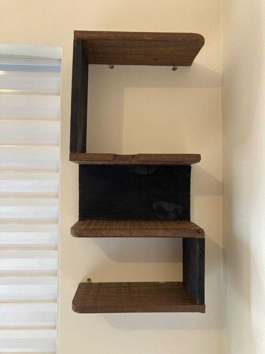 Apoie a prateleira na parede que deseja instalar, marque com lápis os buracos das cantoneiras.
Faça o furo na parede com a broca de 6mm, coloque as buchas, apoie a prateleira (pode ser necessário a ajuda de outra pessoa) e parafuse na parede.