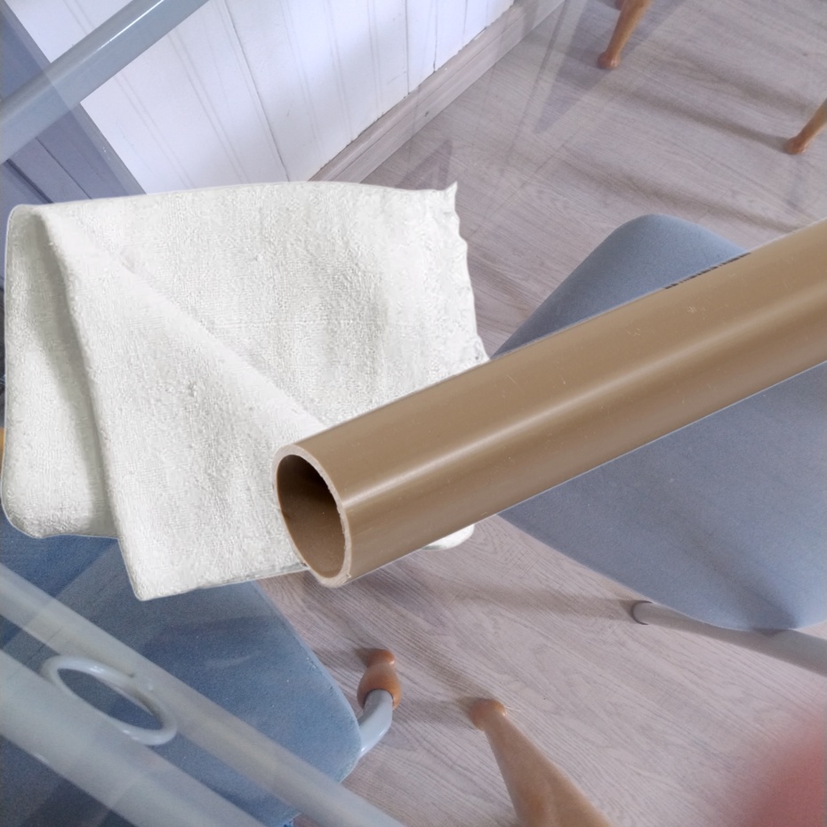 Opção 3: pegue um cano de pvc qualquer, esfregue em um pano e aproxime o cano do barbante com o alumínio e veja se o barbante com o alumínio se move.