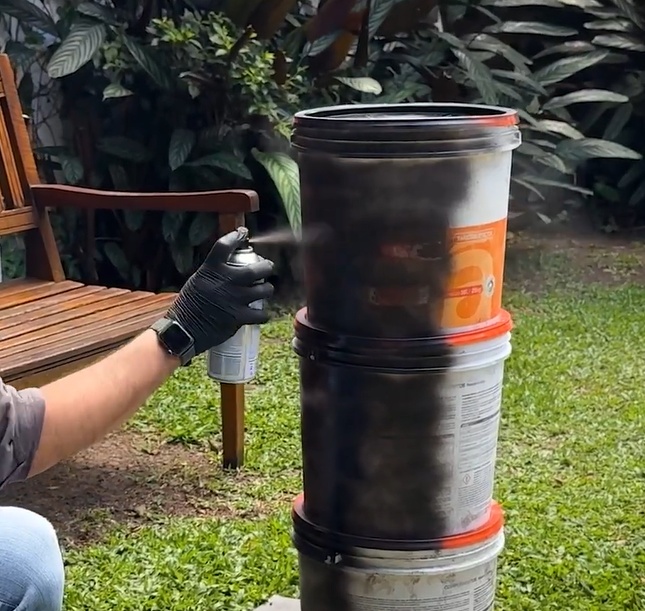 Evite respingar tinta na rosca da torneira; embale-a com plástico durante a pintura.