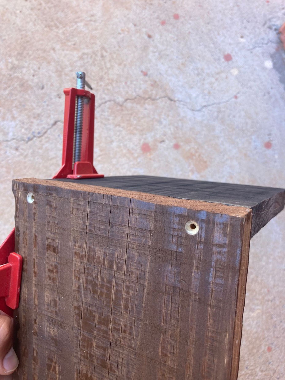 Encaixe uma peça de cada vez seguindo a ordem estabelecida.
Com duas peças posicionadas, fure com a broca 2,5mm as duas peças para fazer o furo guia.
Fure apenas a peça de cima com a broca 3,5mm para fazer a ancoragem das peças.
Se possuir, use a broca escariadora para abrir espaço da cabeça do parafuso.