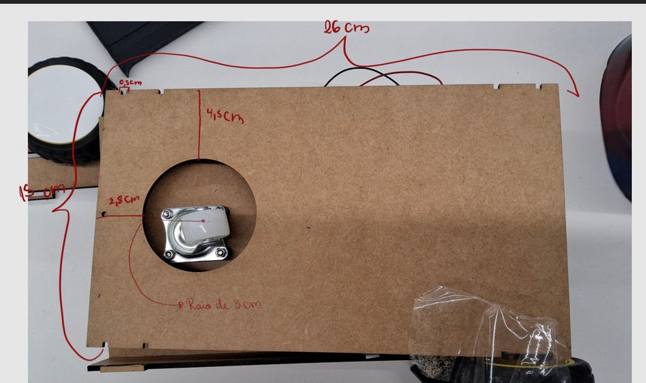 Parte de Baixo:
Retangulo 26x15cm que possui  um buraco de 6 cm de diâmetro a 2,8 centimetros da borda de 15 cm e a 4,5 centimetros da borda de 26 cm, alem disso  também possuem as partes de encaixe que tem 0,5cm esta a 1 cm da borda e a 2 cm do outro buraco de encaixe de 0,5cm. Eles estão em todas as bordas.
