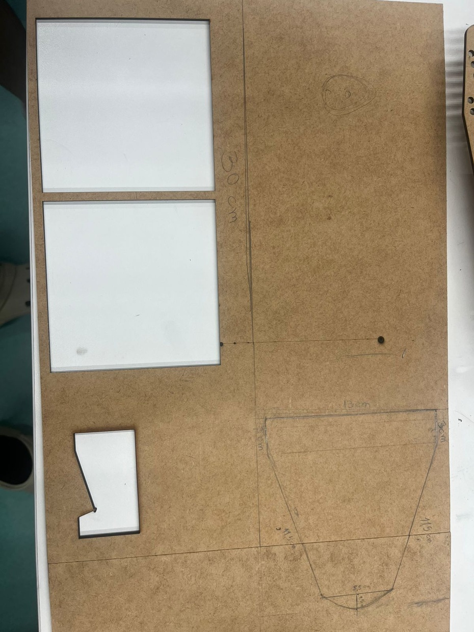 Corte das peças feitas no solidworks, em MDF,  pela cortadora a laser
