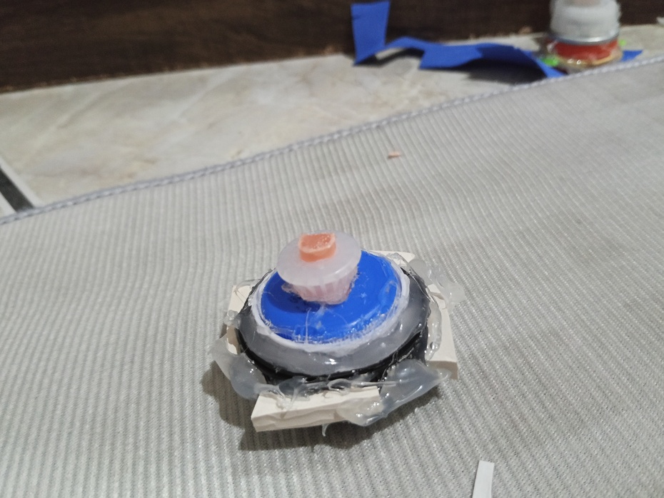 Cortar o corpo da caneta ,colar a tampa da caneta no corpo e por uma trava da tampa de detergente 