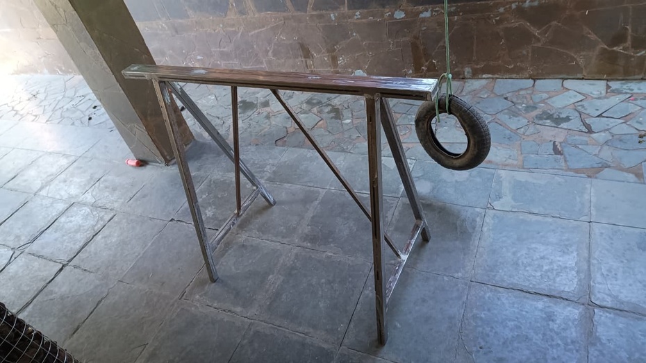 Faça a união dos dois "A"s com as duas peças superiores também com solda. 
Muita atenção ao alinhamento e nivel dessas peças
Posteriormente solde as travas de reforço (peças em metalon menor 15x15mm). Para isso faça um corte em 25° na parte superior das peças e um encaixe de forma que eles fiquem apoiadas no centro das travas dos "A"s. Preferencialmente aplique uma leve pressão para que estas peças estejam sobre tensão.